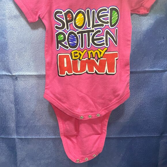 New pink short sleeve baby onesies "Spoiled Rotten By My Aunt" - Picture 3 of 6